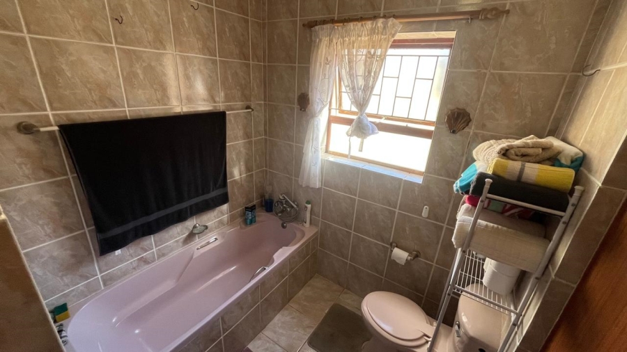 5 Bedroom Property for Sale in Wavecrest Eastern Cape